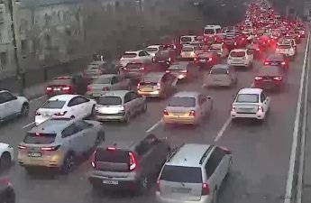 На ряде улиц и проспектов в Баку затруднено движение транспорта