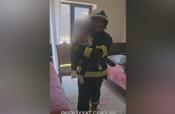 Kəlbəcərdə evdə köməksiz qalan azyaşlı belə xilas edildi - VİDEO