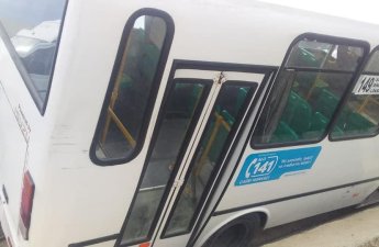 Şəkidə sərnişin mikroavtobusu ağaca çırpıldı