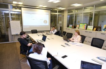 “Süni intellektlə gücləndirilmiş Elektron Ticarət: 0-dan Yuxarı Səviyyəyə” layihəsi çərçivəsində video dərslər hazırlanıb