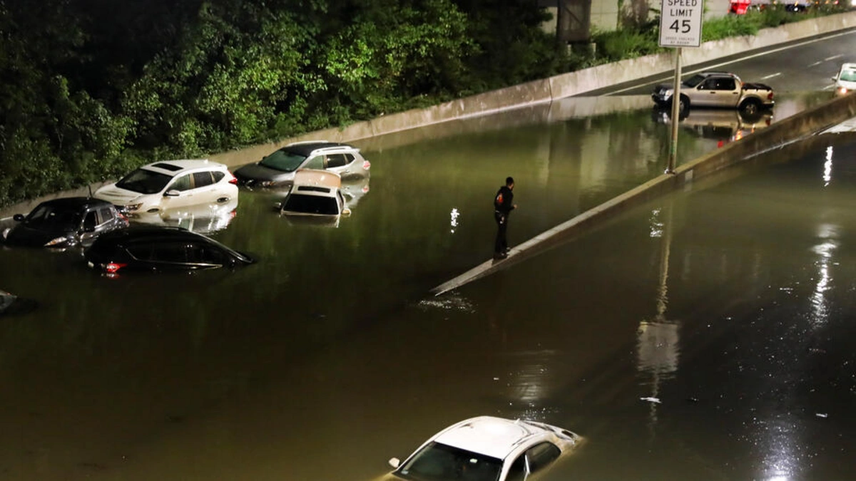 В Нью-Йорке два человека погибли в результате наводнений-ВИДЕО