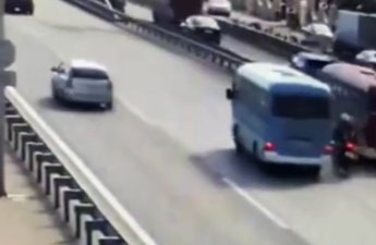 Avtobus motosikletlə toqquşdu - VİDEO