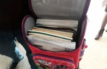 Pulu itən müəllim şagirdin çantasına baxdı - CƏZALANDI