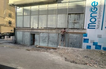 Bakıda səkidə quraşdırılan pilləkən qəfəsəsi sökülüb