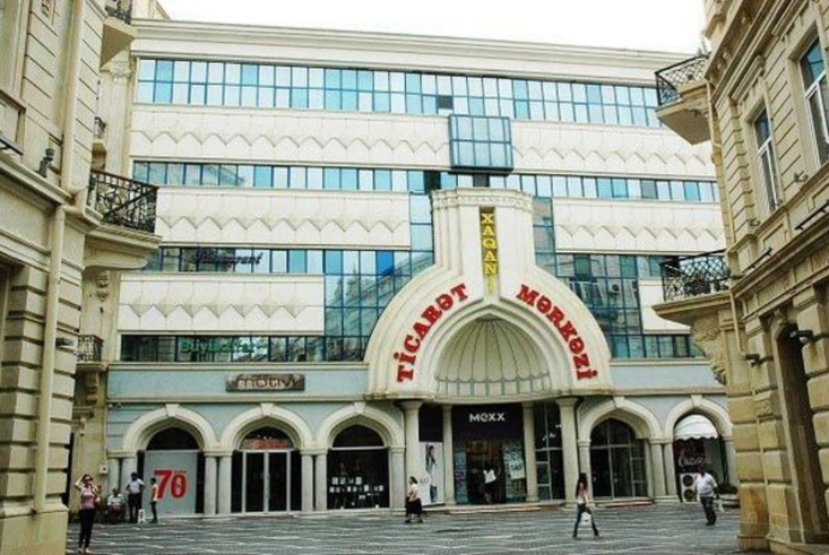 Ticarət mərkəzinin qarşısında təbii ehtiyacını ödəyən gənc cərimələndi: 