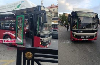 В Баку нетрезвый пассажир разбил окно в автобусе-ФОТО