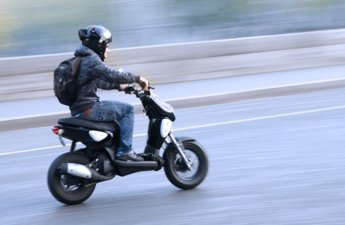 Bakıda 30 min manatlıq dam örtüyü və moped oğurlandı