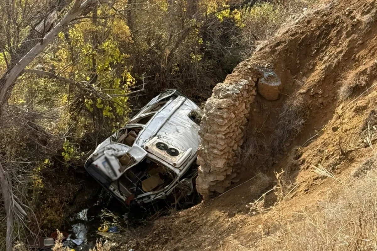 Məktəbliləri daşıyan avtobus dərəyə aşdı - Çox sayda yaralılar var