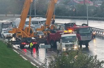 Перевернувшийся грузовик вызвал затор на Зыхском шоссе в Баку