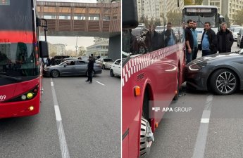 Bakıda avtobusla minik avtomobili toqquşdu - FOTO