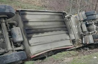 Ağdərədə yük maşını aşdı, sürücü xəsarət aldı