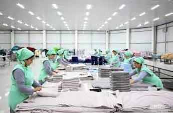 Азербайджанские журналисты посетили текстильную фабрику в Узбекистане