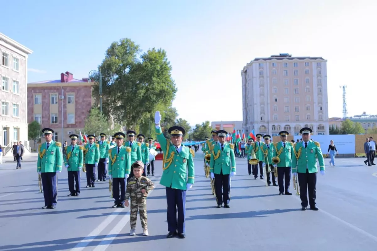 В Нахчыване проходит шествие военнослужащих в связи с Днем Победы