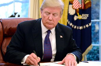 Трамп продлил на год введенные в 1979 году санкции против Ирана