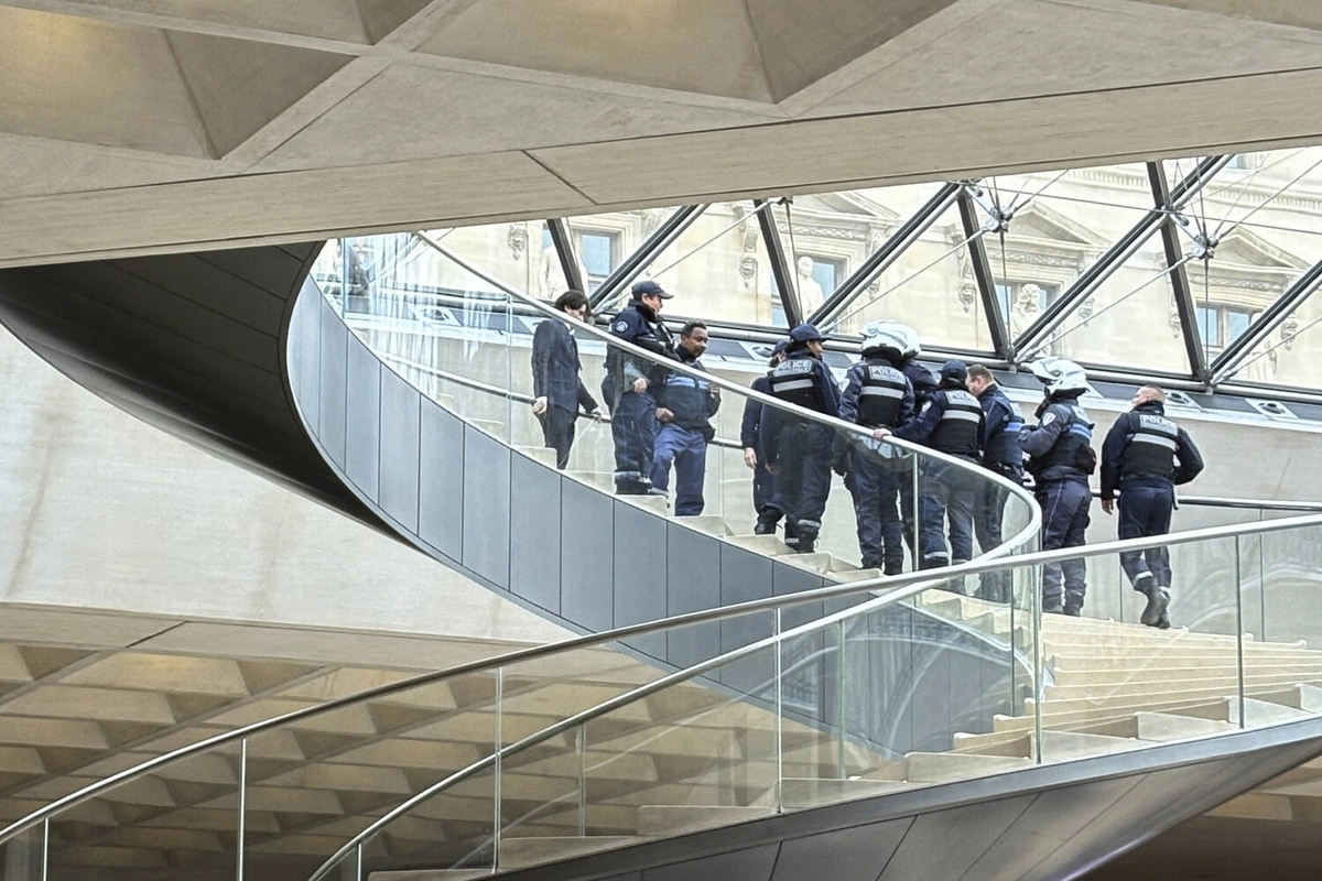 Лувр тратил десятки миллионов на новые выставки, пренебрегая безопасностью