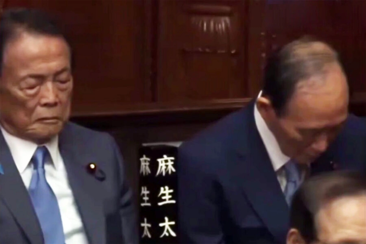 Sələfləri Yaponiyanın yeni baş nazirinin çıxışı zamanı yuxulayıb