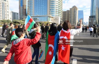 Жители Баку отмечают пятую годовщину Победы