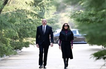 Президент и первая леди посетили могилу великого лидера Гейдара Алиева-ФОТО