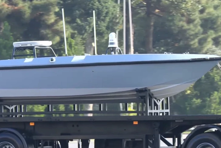 На военном параде в Баку впервые показали морской дрон-камикадзе «Кайра»