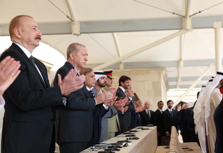 Администрация президента Турции опубликовала кадры с военного парада в Баку