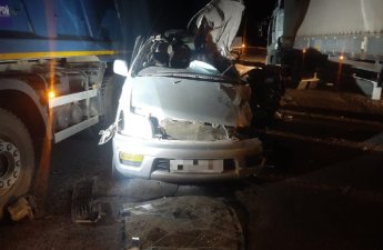 При столкновении легковушки и фуры в РФ погибли шесть человек