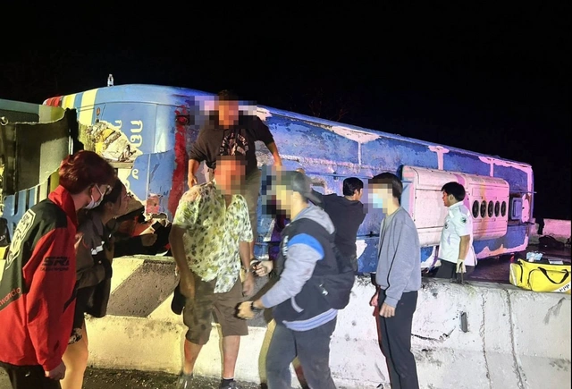 Tailandda əcnəbi turistlərin olduğu avtobus qəzaya uğradı: 12 nəfər yaralandı