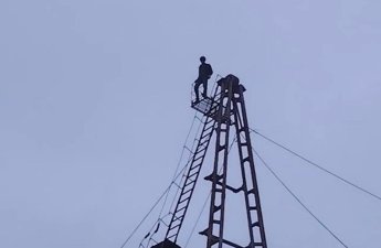 Bakıda qülləyə çıxan 18 yaşlı gənc belə xilas edildi - ANBAAN VİDEO