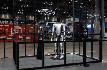 Tesla Optimus становится всё более похожим на человека