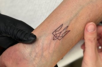 Итальянский сенатор сделал тату с гербом Украины