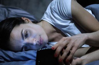 Gecə saatlarla telefona baxanlara pis xəbər