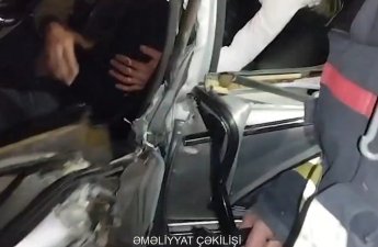 Şəkidə qəzada sıxılı vəziyyətdə qalan sürücü xilas edildi - VİDEO