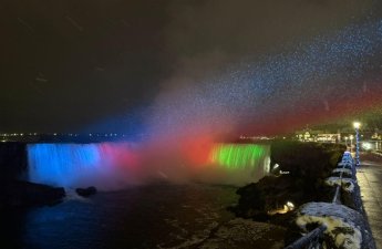 Ниагарский водопад окрасился в цвета флага Азербайджана
