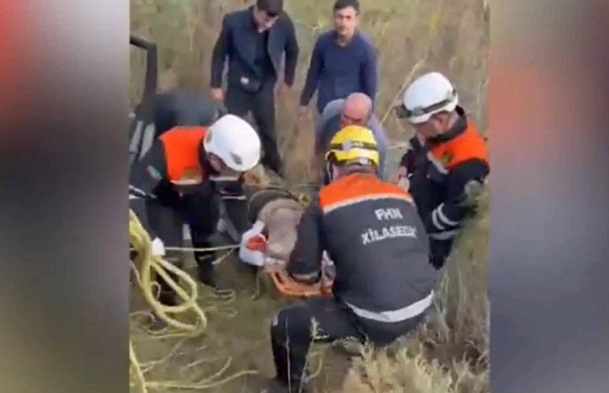 Suraxanıda avtomobil dərəyə aşdı - VİDEO