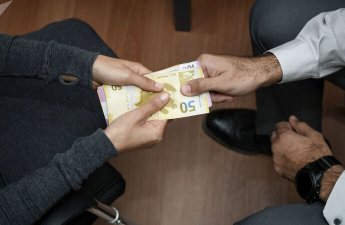 Ədliyyə Nazirliyinin Qeydiyyat Şöbəsinin rəisi videosu ilə şataj edilib - TƏFƏRRÜAT