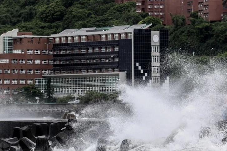 Тайвань эвакуирует тысячи жителей перед ударом тайфуна «Фунг-вонг»