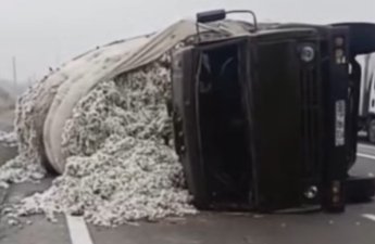 Ucarda pambıqla dolu yük maşını aşıb