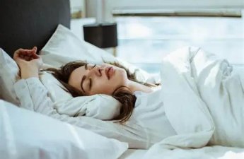 Gecə yatmazdan əvvəl edilən 3 səhv – Buna görə səhər yorğun oyanırıq