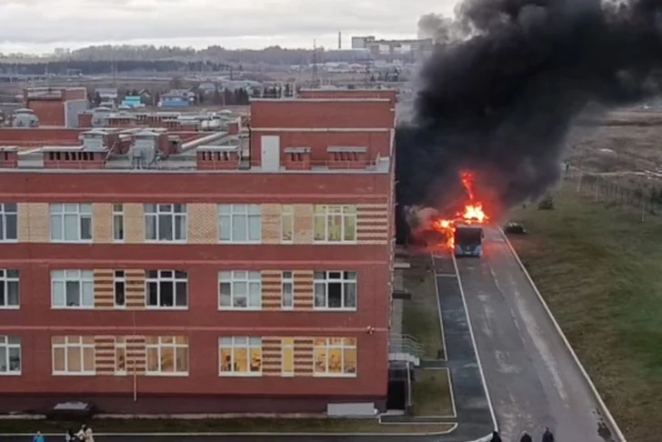 Загоревшийся школьный автобус привел к масштабной эвакуации в Перми