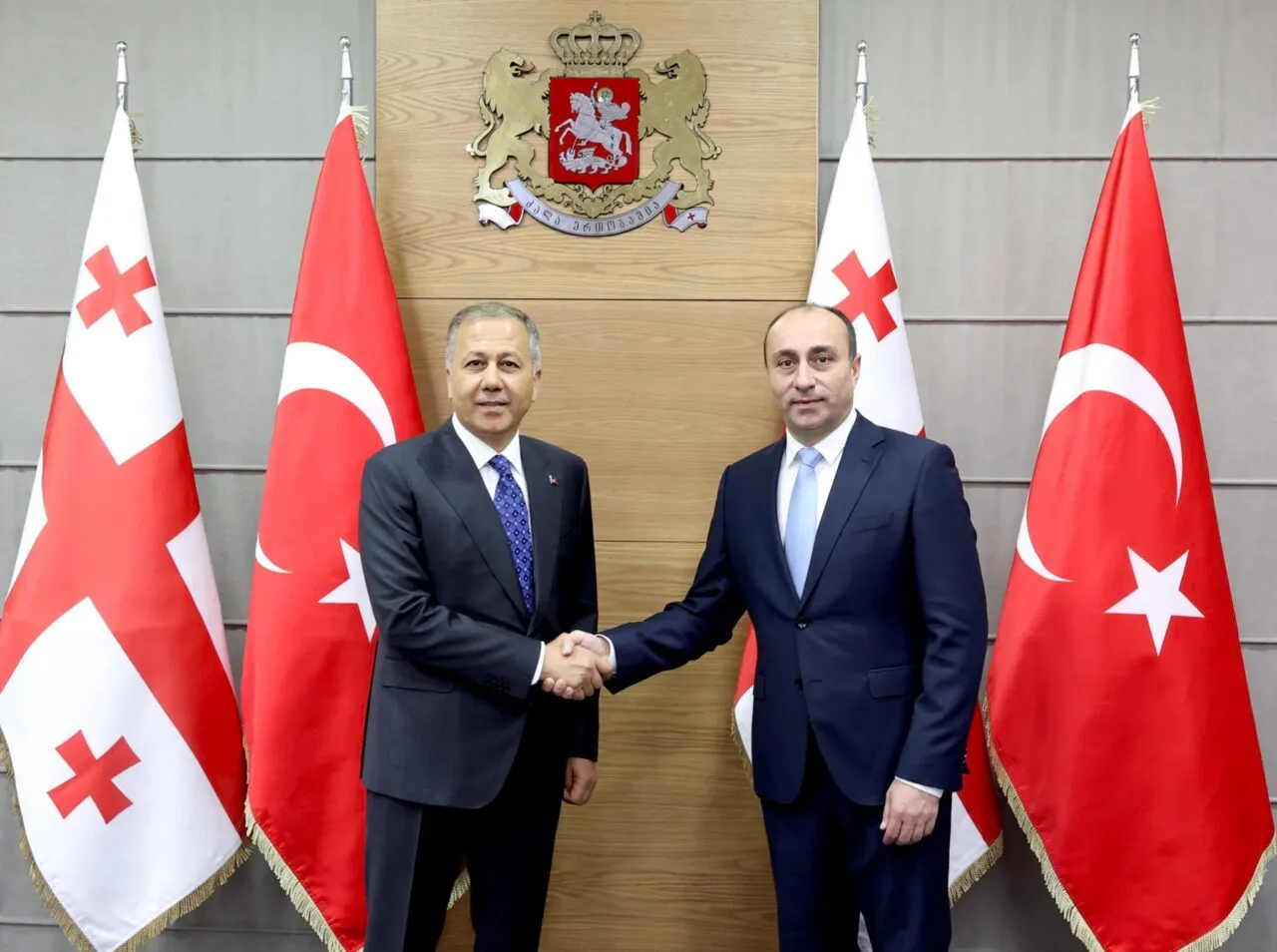 Türkiyə və Gürcüstan nazirləri təyyarə qəzası ilə bağlı telefon danışığı aparıb