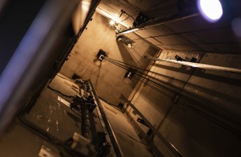 В Астане лифт с людьми сорвался в шахту, есть погибший и раненые