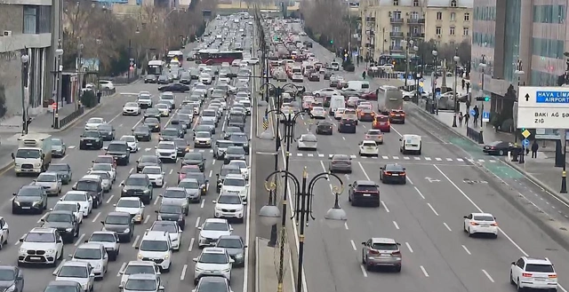 На ряде улиц и проспектов Баку затруднено движение транспорта