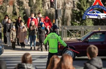 DYP piyadalara xəbərdarlıq etdi: Yolu yalnız piyada keçidlərindən keçin