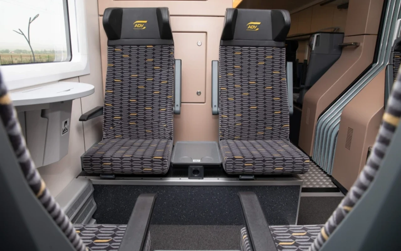 Qatarlarda başqaları üçün yer saxlayanların NƏZƏRİNƏ!