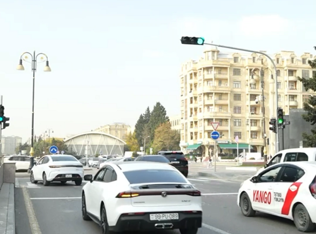 Bakıda prospektlə küçənin kəsişməsində hərəkətin təşkili dəyişdirildi - VİDEO