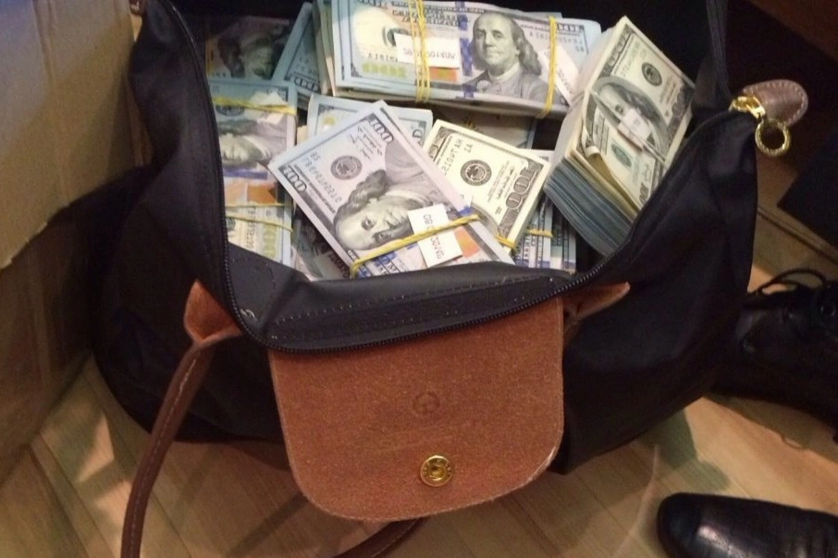 Deputat mandatlarını satan siyasətçi saxlanılıb