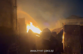 Bakıda doqquzmərtəbəli yaşayış binasında yanğın olub - VİDEO