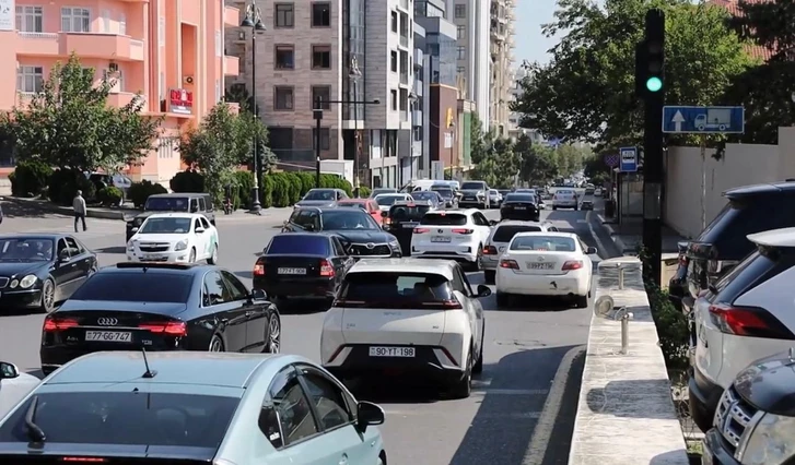 В Баку водители столкнулись с транспортным коллапсом на улице без разметки и знаков
