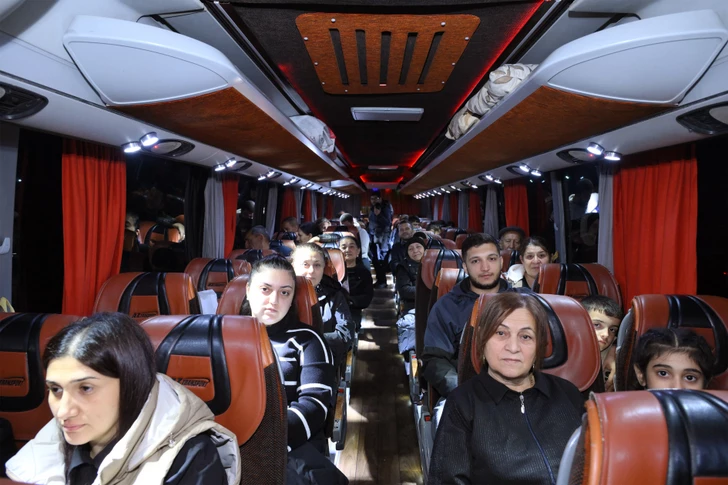 В села Мамедбейли Зангиланского района и Хыдырлы Агдамского района возвращается очередная группа бывших вынужденных переселенцев-ФОТО