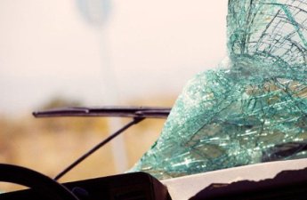 Goranboyda avtomobil rabitə dirəyinə çırpıldı - Xəsarət alan var