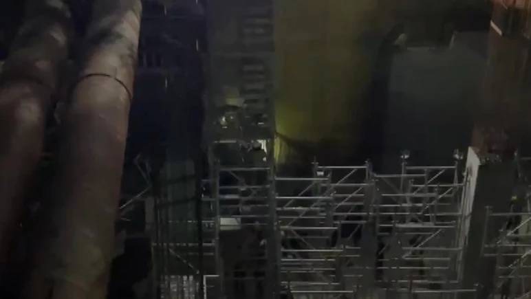 İstanbulda metro şaxtası ÇÖKDÜ - Dağıntılar altında qalanlar var